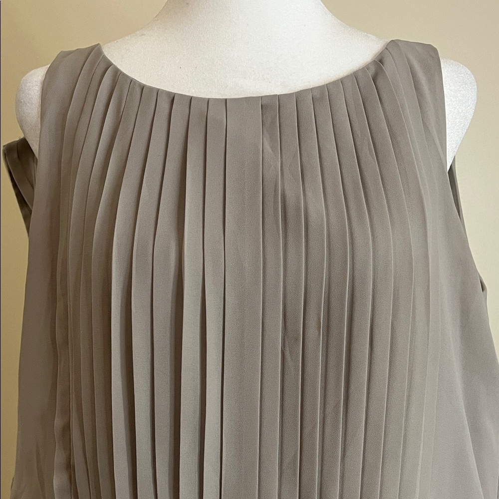 Vince Camuto Women’s Gray Pleated Mini Dress Size 8 - Picture 6 of 8